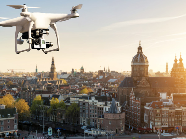 Drone vliegt boven Amsterdam om hoge kwaliteit foto's te maken